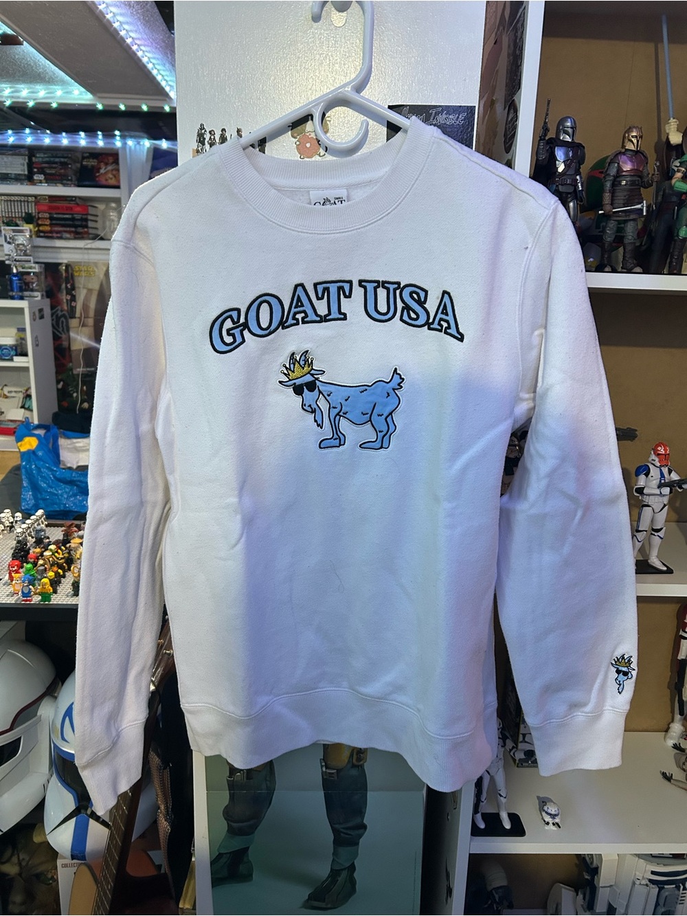 Size Small Men’s GOAT USA Crewneck Sweater Pre Owned White